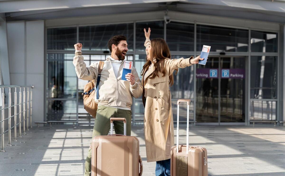 Full shot happy couple traveling