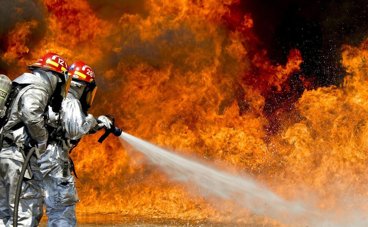 Photo of a 2 Fireman Killing a Huge Fire