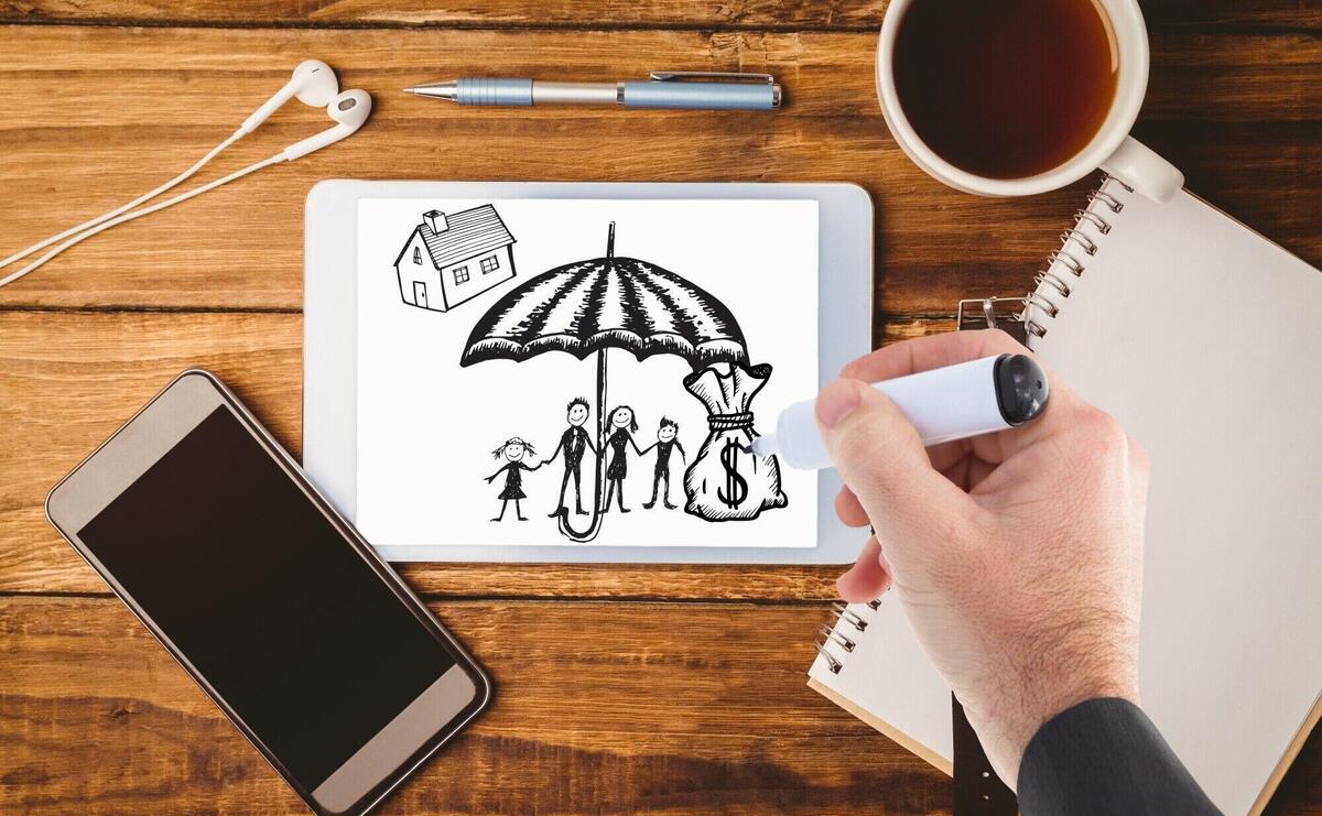 Hand drawing an umbrella on a tablet