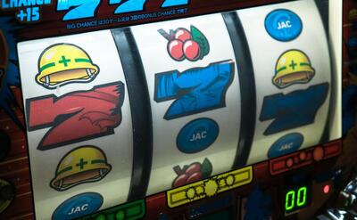 slot machine displaying three seven